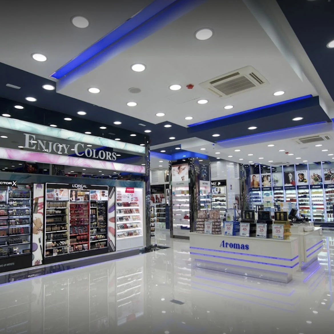 Interior de perfumería con estanterías de productos de belleza