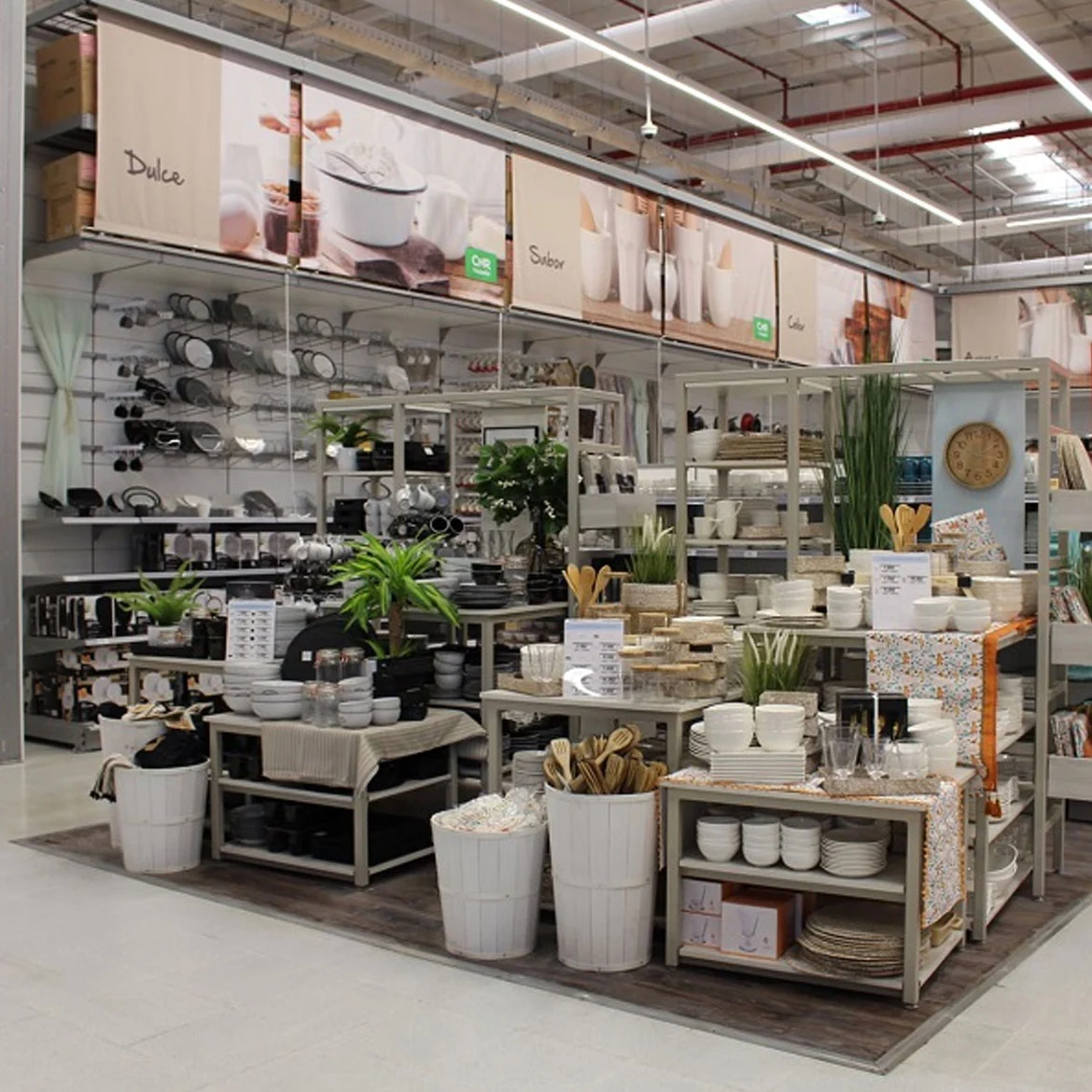 Tienda de artículos para el hogar con vajilla, utensilios y decoración en exhibición